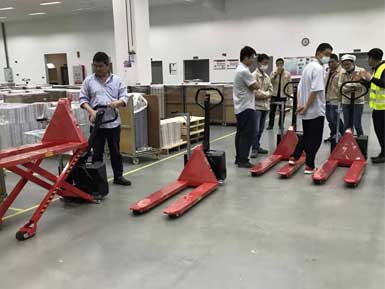 電動高升程搬運車交付使用，感謝廠家羅總親自跟客戶講解操作方法！